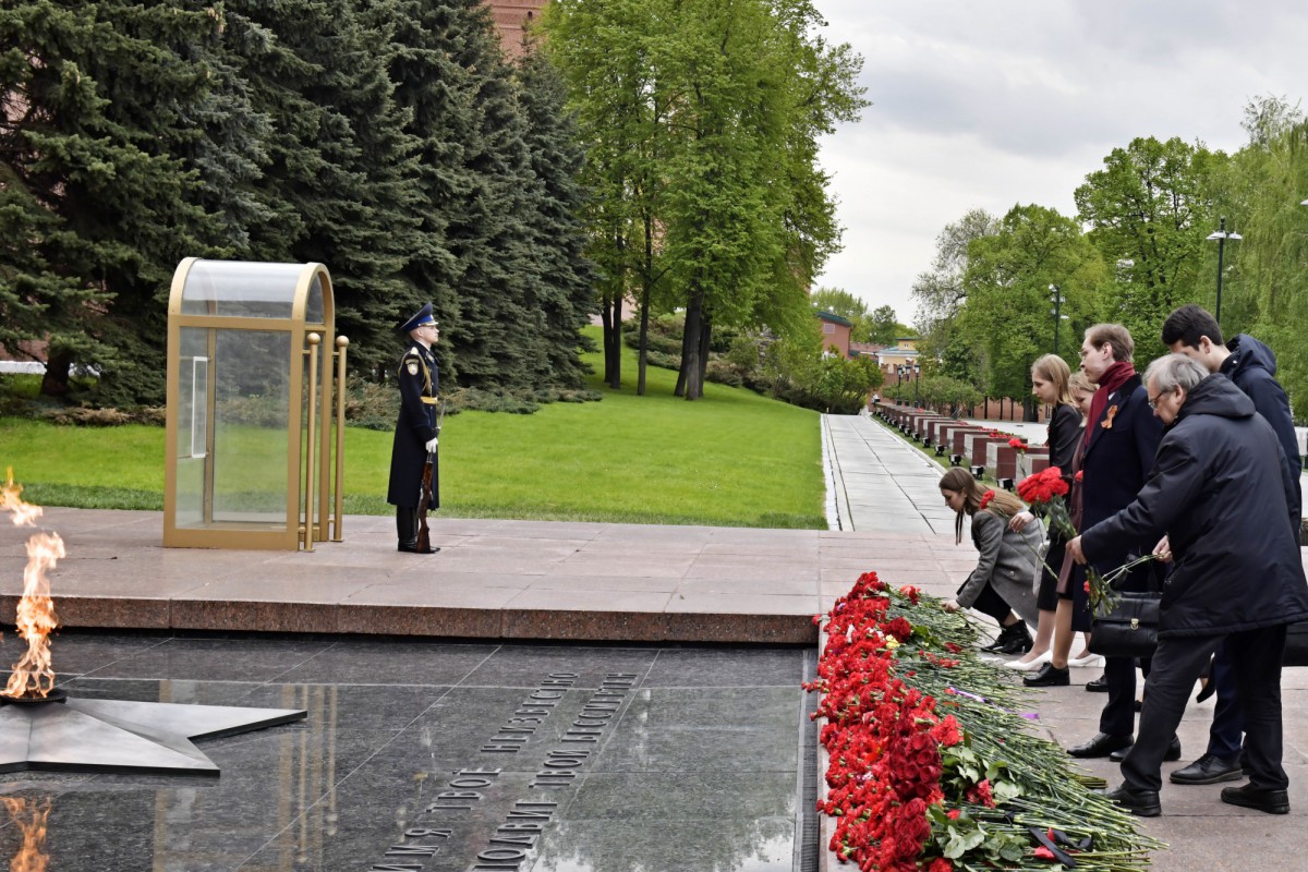 6 мая 2024 г. в преддверии Дня Победы в Великой Отечественной войне 1941–1945 гг. состоялась церемония возложения цветов к Могиле Неизвестного Солдата у Кремлевской стены в Александровском саду